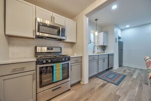 Microwave, oven, stovetop, dishwasher - Beautiful 4-bedroom house with AC in delightful Kansas City + Sleeps 9 (Kansas City)