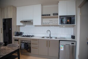 Private kitchen - Beachside Modern Holiday Apartments (Cape Town)