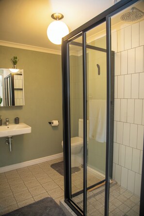 Bathroom - Beachside Modern Holiday Apartments (Cape Town)