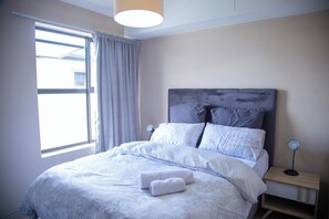 Room - Beachside Modern Holiday Apartments (Cape Town)