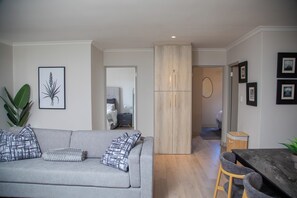 Living area - Beachside Modern Holiday Apartments (Cape Town)