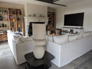 TV, fireplace - Magnificent house with swimming pool and terraces in the heart of Maussane and the Alpilles (Maussane-les-Alpilles)