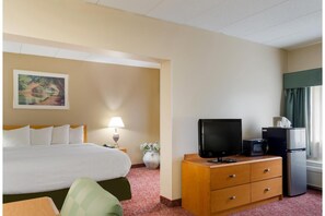 Room - King Suite near Rustic Drive-In | Free Parking & Breakfast, Pet Friendly Stay (Smithfield)