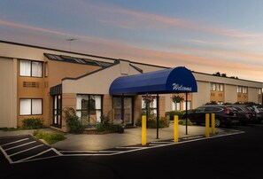 Exterior - King Suite near Rustic Drive-In | Free Parking & Breakfast, Pet Friendly Stay (Smithfield)