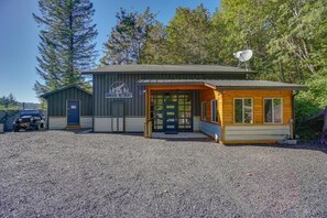 House, Pets Allowed, Mountain View | Exterior - LifeSize Dinos 4BR HotTub (Washougal)