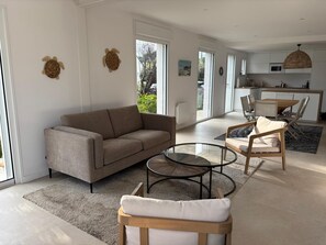 Living area - 6-bedroom house within walking distance of town and beaches, Locmariaquer - sleeps 10 (Locmariaquer)