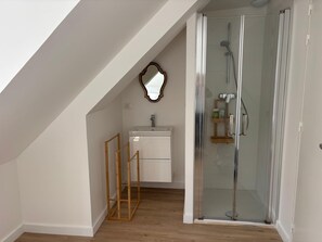 Bathroom - 6-bedroom house within walking distance of town and beaches, Locmariaquer - sleeps 10 (Locmariaquer)