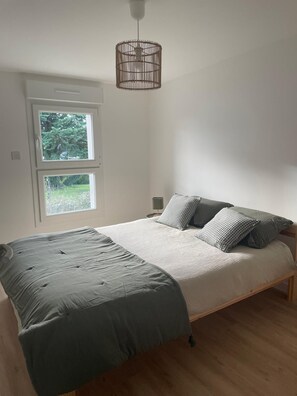 Room - 6-bedroom house within walking distance of town and beaches, Locmariaquer - sleeps 10 (Locmariaquer)