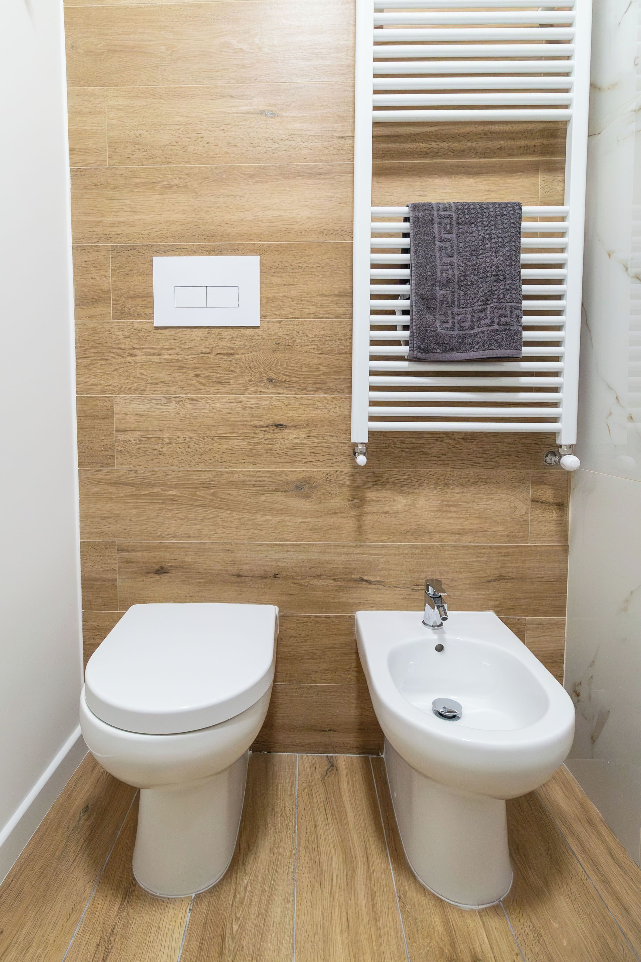 Douche, sèche-cheveux, bidet, savon