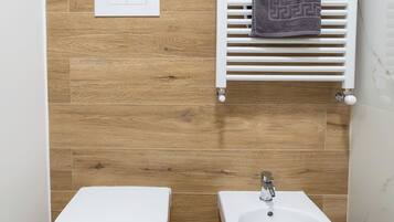 Douche, sĂšche-cheveux, bidet, savon