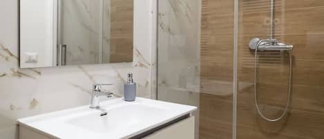 Regadera, secadora de cabello, bidet, jabón