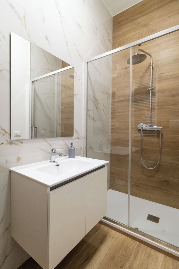 Dusche, Haartrockner, Bidet, Seife
