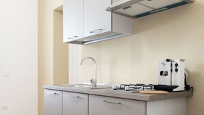 Een moderne keuken met een inbouwfornuis, een spoelbak en kastjes.