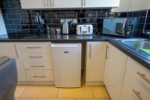 Private kitchen - Stylish 2BR Flat in Bury Centre | Large Bathroom, Walk to Market & Tram (Bury)