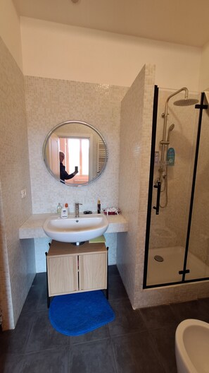 Shower, hair dryer, bidet, towels - A Window on Garbatella (Roma)