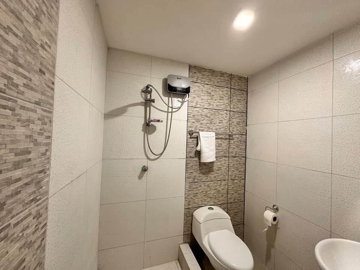 Un baño con ducha, inodoro y bidé.