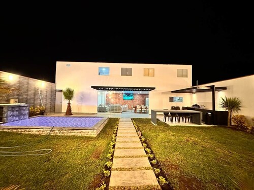 Moderna casa con piscina en ica