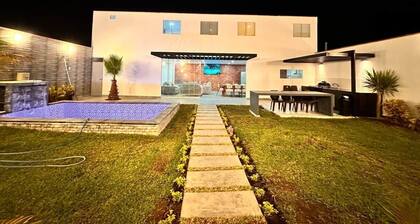 Moderna casa con piscina en ica