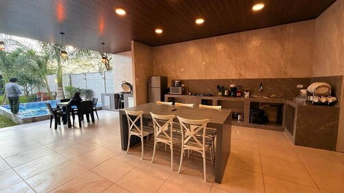 Casa en Ica con amplias áreas verdes, piscina, bbq