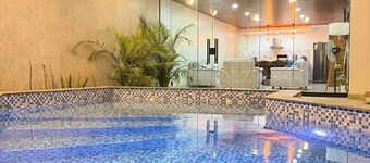 Casa piscina, jardín, parrilla