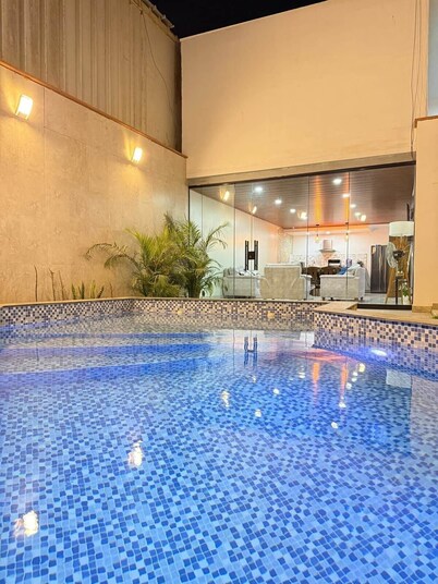 Casa piscina, jardín, parrilla