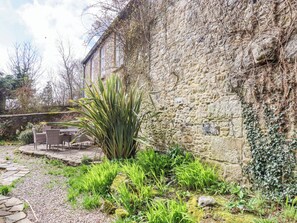 Outdoor dining - The Mill House (Newton Abbot)