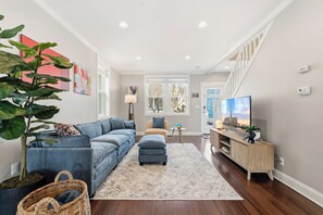 TV - Spacious and furnished 4-bedroom in beautiful Washington, DC. (Washington)