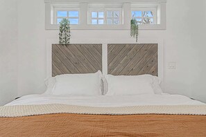 Escritorio, cuna de viaje, wifi y ropa de cama 