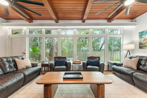 4 Block Walk to UF O’Dome • Sleeps 9 • Fire Pit Yard Games • Parking for 6 Cars