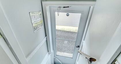 Steps to PPB Boardwalk & Beach â 2BR w/ Parking, Beach Gear & Pet Friendly