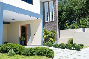 Exterior - Villa Shorys: Free Electricity | 12Pax | Pool+Jacuzzi | A/C | Covered Parking (Punta Cana)