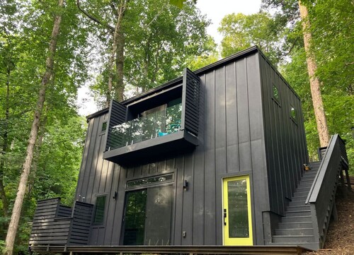 Eclectic 1BR Tiny Home Deck in the Trees + Parking