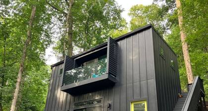 Eclectic 1BR Tiny Home Deck in the Trees + Parking