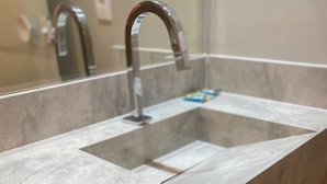 A bathroom with a rectangular sink, a modern faucet, and a towel rack. - Areião Park Hotel (Goiânia)