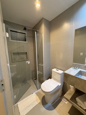 Shower, towels, soap, shampoo - Areião Park Hotel (Goiânia)