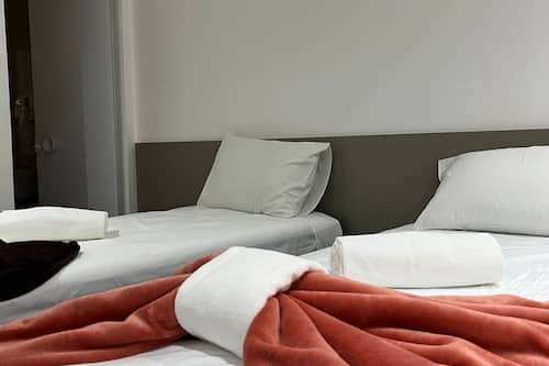 Quarto duplo luxo | Escrivaninha, espaço de trabalho para notebook, Wi-Fi de cortesia