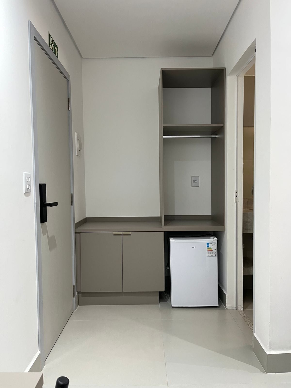 Een bureau, een laptopwerkplek, gratis wifi, beddengoed