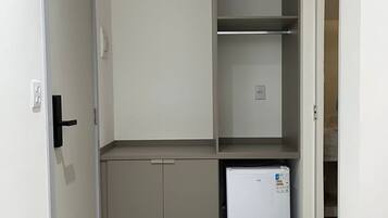 Een bureau, een laptopwerkplek, gratis wifi, beddengoed