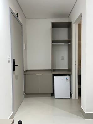 Escritorio, espacio para trabajar con laptop y wifi gratis 