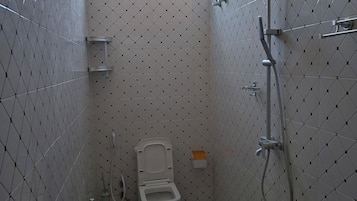 シャワー、タオル、石鹸、トイレットペーパー