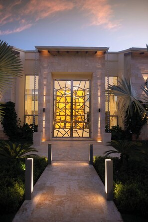 Exterior detail - Spacious 6BR Villa. Onyx Bar, Pool, Jacuzzi & Full Service (Casa de Campo)