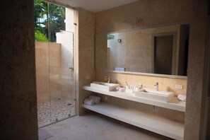 Hair dryer, towels, soap, shampoo - Spacious 6BR Villa. Onyx Bar, Pool, Jacuzzi & Full Service (Casa de Campo)
