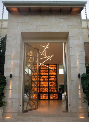 Exterior detail - Spacious 6BR Villa. Onyx Bar, Pool, Jacuzzi & Full Service (Casa de Campo)