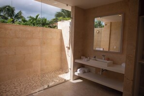 Hair dryer, towels, soap, shampoo - Spacious 6BR Villa. Onyx Bar, Pool, Jacuzzi & Full Service (Casa de Campo)