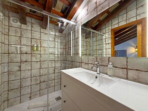 Shower, hair dryer, towels, soap - Apartamento La Muralla -  Ole Solutions (Jerez de la Frontera)