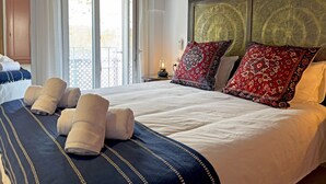 Une chambre d’hôtel avec un lit, des oreillers et une vue sur l’extérieur.