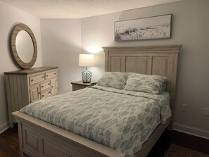 Room - Incredible oceanfront condo with private balcony (Murrells Inlet)