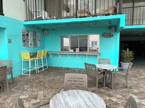 Outdoor dining - Incredible oceanfront condo with private balcony (Murrells Inlet)