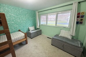 3 habitaciones, tabla de planchar con plancha, wifi y ropa de cama 