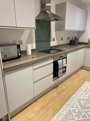 Fridge, microwave, oven, stovetop - Super Comfy Condo in Manchester|Free Parking|Wi-Fi (Greater Manchester)